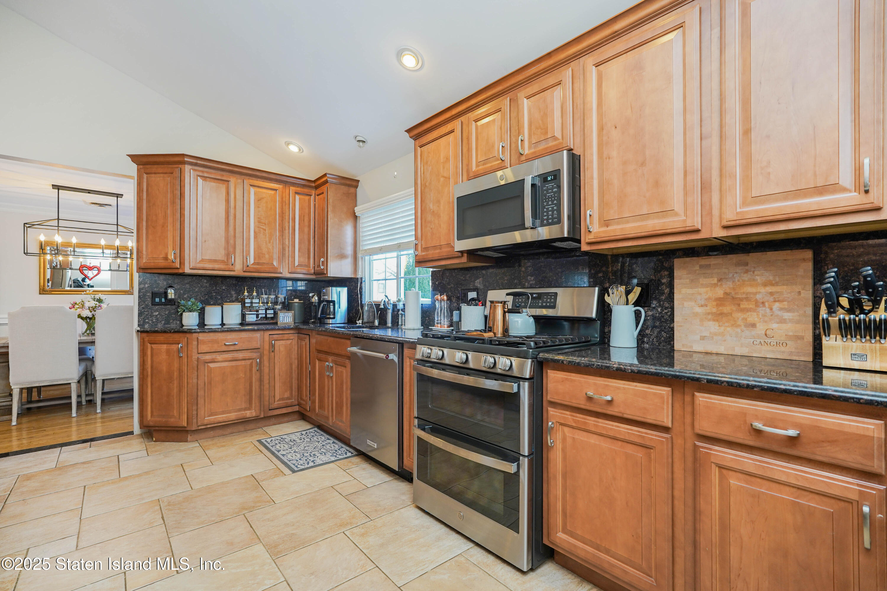 Staten Island, New York 10312, United States, 3 Bedrooms Bedrooms, ,2 BathroomsBathrooms,Residential,Pending,12423