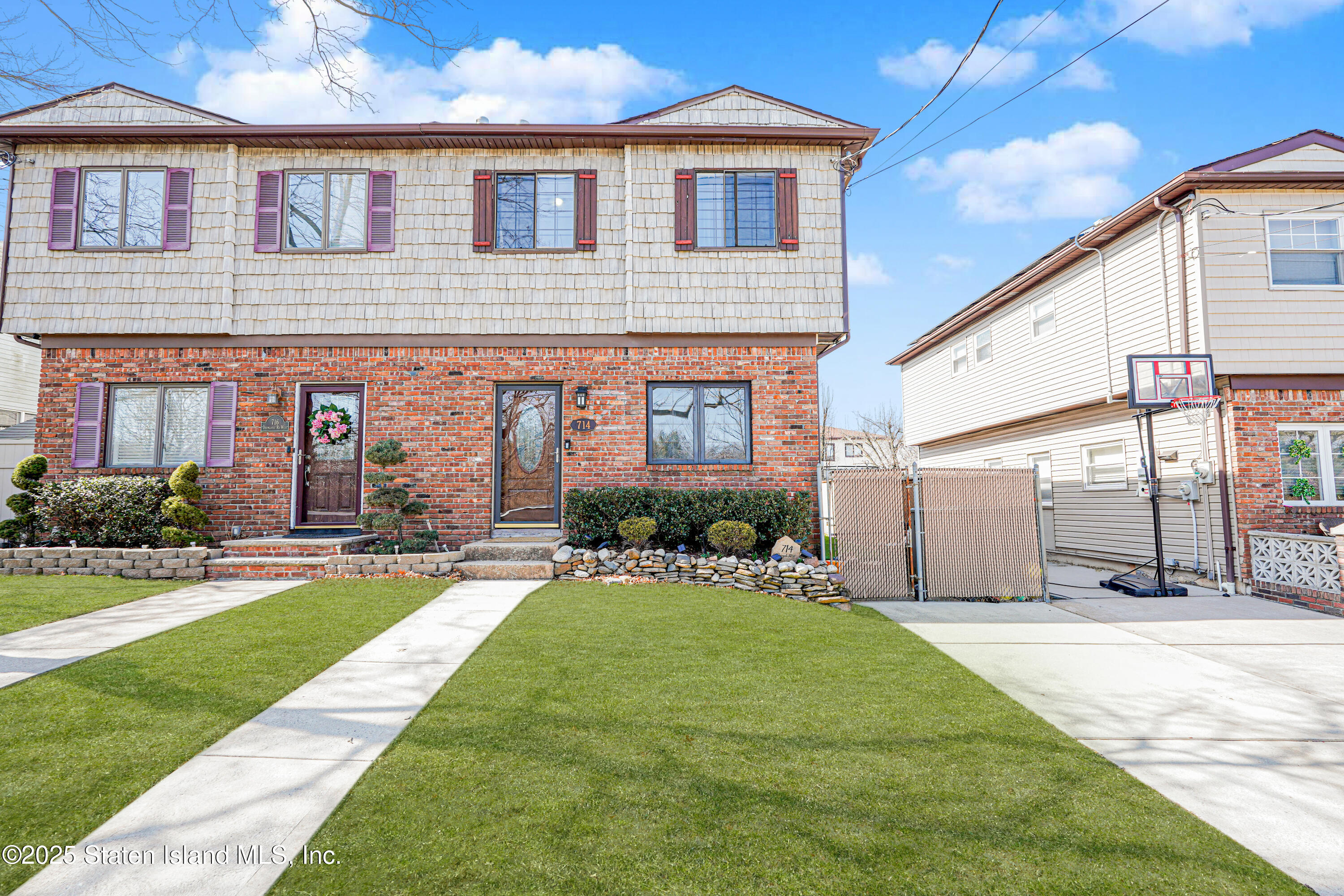 714 Drumgoole Road, Staten Island, New York image 1