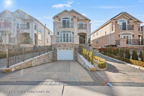 Photo of 386 Alverson Avenue, Staten Island, NY 10309 (MLS # 2400721)