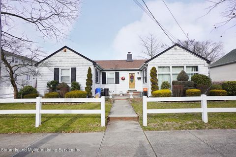 Photo of 113 Glenwood Avenue, Staten Island, NY 10301 (MLS # 1160246)