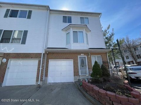 Photo of 130 Jamie Lane, Staten Island, NY 10312 (MLS # 2501032)