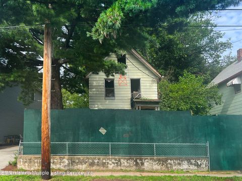 Photo of 326 Nicholas Avenue, Staten Island, NY 10302 (MLS # 1164088)