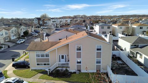 Photo of 375 Green Valley Road, Staten Island, NY 10312 (MLS # 2400279)