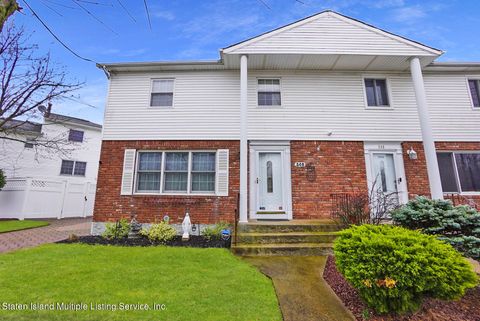 Photo of 340 Woodrow Road, Staten Island, NY 10312 (MLS # 1161218)