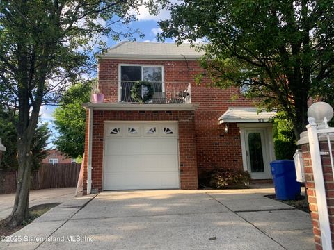 Photo of 61 Comstock Avenue, Staten Island, NY 10314 (MLS # 2504034)