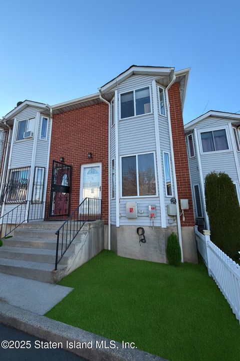 Photo of 34 Northfield Court, Staten Island, NY 10303 (MLS # 2507151)