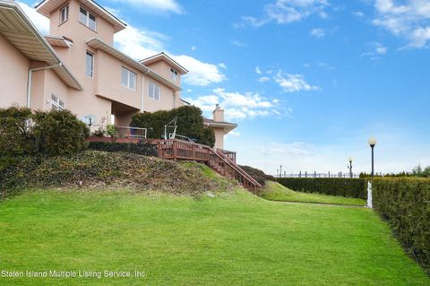 Photo of 42 Harbour Court, Staten Island, NY 10308 (MLS # 2601804)