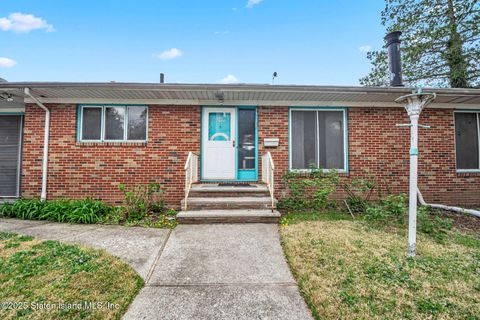 Photo of 2 Livingston Court, Staten Island, NY 10310 (MLS # 2502970)