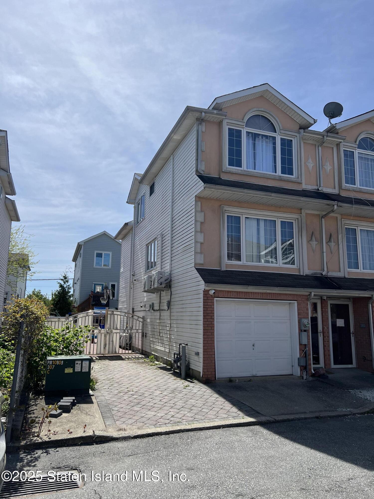 135 Alex Circle, Staten Island, New York image 1