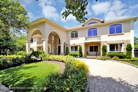 Photo of 61 Direnzo Court, Staten Island, NY 10309 (MLS # 1161322)