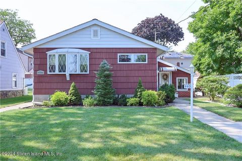 Photo of 445 Lynn Street, Staten Island, NY 10306 (MLS # 2404511)