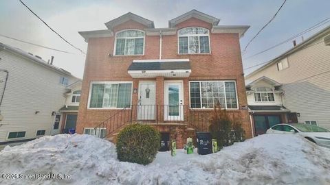 Photo of 18 Pebble Lane #1, Staten Island, NY 10305 (MLS # 2600740)