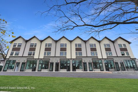 Photo of 105 Fingerboard Road, Staten Island, NY 10305 (MLS # 2500396)