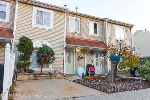 Photo of 32 Adrianne Lane, Staten Island, NY 10303 (MLS # 1158940)