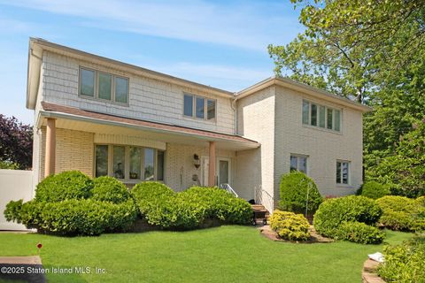 Photo of 835 Ionia Avenue, Staten Island, NY 10309 (MLS # 2503398)