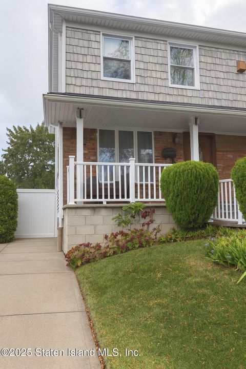 Photo of 538 Leverett Avenue, Staten Island, NY 10308 (MLS # 2506049)