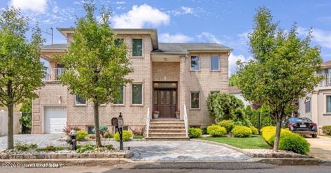 Photo of 31 4 Court, Staten Island, NY 10312 (MLS # 2602157)