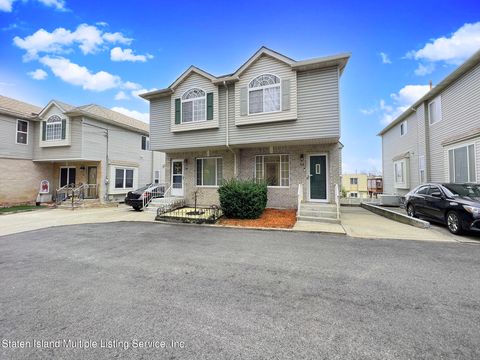 Photo of 24 King James Court, Staten Island, NY 10308 (MLS # 2400604)