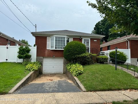 Photo of 236 Amber Street, Staten Island, NY 10306 (MLS # 2404256)