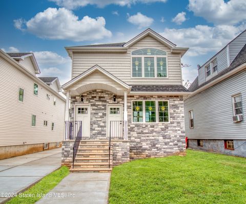 Photo of 437 Clove Road, Staten Island, NY 10310 (MLS # 2405389)