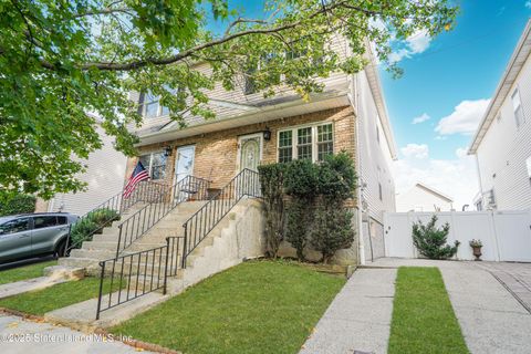 Photo of 11 Lava Street, Staten Island, NY 10305 (MLS # 2505551)