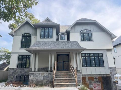 Photo of 272 Edinboro Road, Staten Island, NY 10306 (MLS # 2505982)