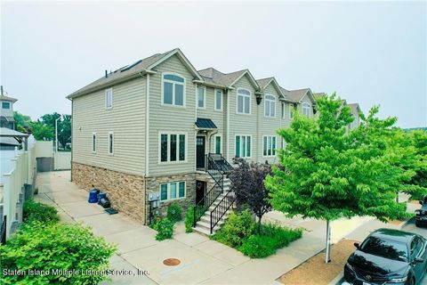 Photo of 146 Roman Avenue, Staten Island, NY 10314 (MLS # 1162503)