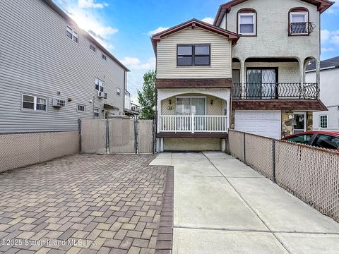 Photo of 14 Goller Place, Staten Island, NY 10314 (MLS # 2505424)