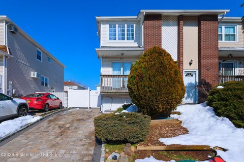 Photo of 65 Walnut Avenue, Staten Island, NY 10308 (MLS # 2602072)