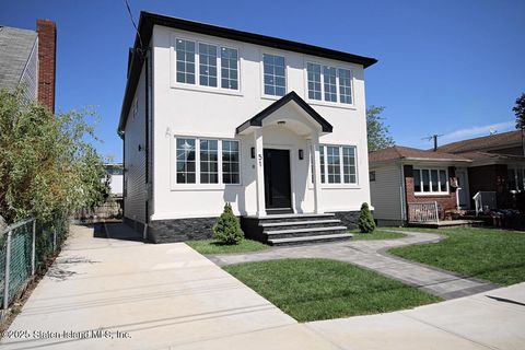 Photo of 51 Bedford Avenue, Staten Island, NY 10306 (MLS # 2504689)