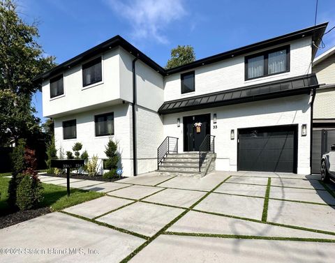 Photo of 33 Gower Street, Staten Island, NY 10314 (MLS # 2600306)