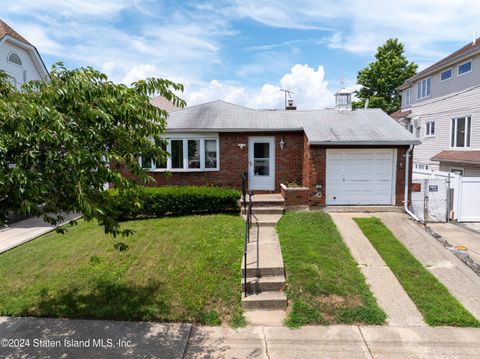 Photo of 101 Weed Avenue, Staten Island, NY 10306 (MLS # 2404092)
