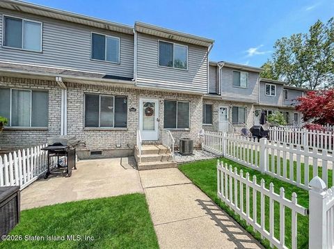 Photo of 1032 Rathbun Avenue, Staten Island, NY 10309 (MLS # 2602384)