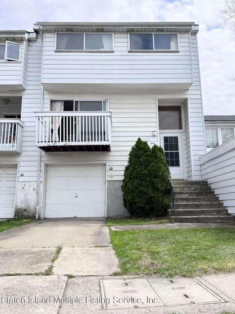 Photo of 214 Dover Green, Staten Island, NY 10312 (MLS # 1161076)