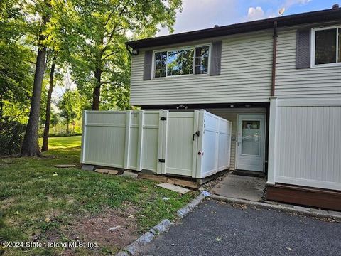 Townhouse in Staten Island NY 2014 Arthur Kill Road 1.jpg