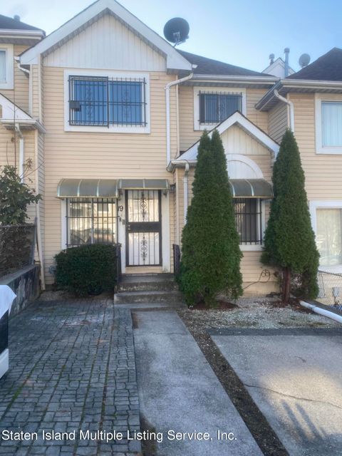 Photo of 19 Tappen Court, Staten Island, NY 10304 (MLS # 1158938)