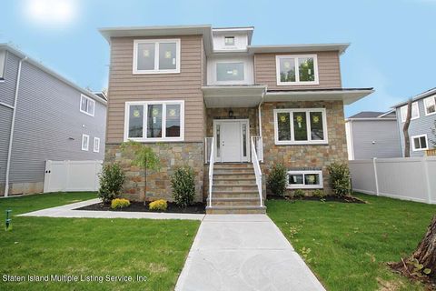 Photo of 7069 Amboy Road, Staten Island, NY 10307 (MLS # 1161094)
