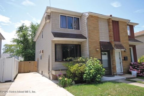 Photo of 38 Kirshon Avenue, Staten Island, NY 10314 (MLS # 2504319)