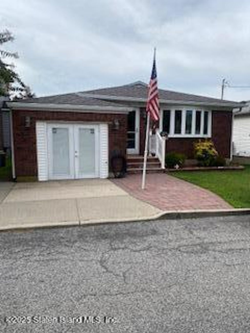 Photo of 26 Iowa Place, Staten Island, NY 10314 (MLS # 2505538)