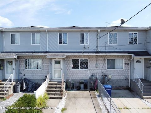 Photo of 140 Kiswick Street, Staten Island, NY 10306 (MLS # 1164064)