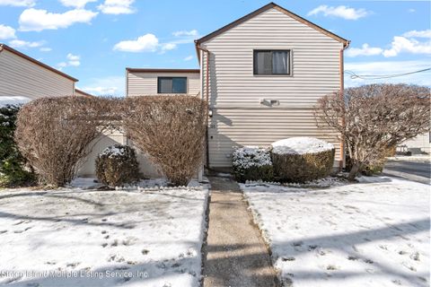Photo of 326 Willow Road W, Staten Island, NY 10314 (MLS # 2400377)