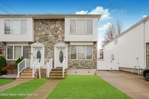 Photo of 6 Laredo Avenue, Staten Island, NY 10312 (MLS # 2406558)