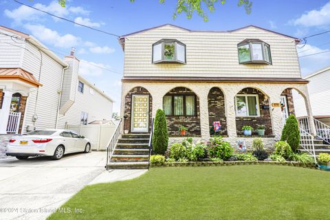 Photo of 372 Montreal Avenue, Staten Island, NY 10306 (MLS # 2403978)