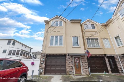 Photo of 26 Jason Court, Staten Island, NY 10306 (MLS # 2401024)