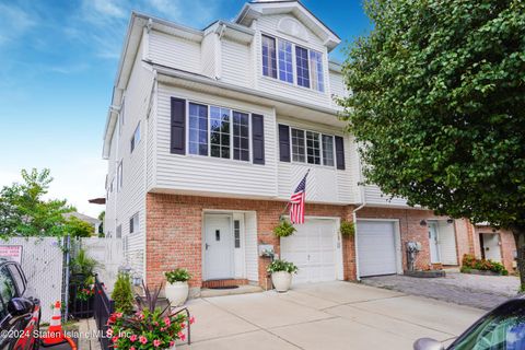 Photo of 39 Spruce Lane, Staten Island, NY 10309 (MLS # 2404649)