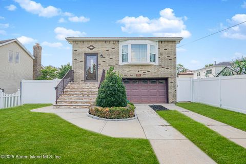 Photo of 875 Woodrow Road, Staten Island, NY 10312 (MLS # 2504471)