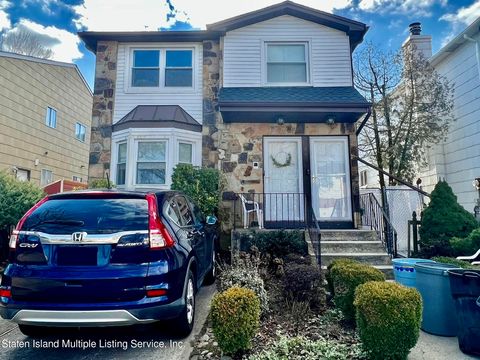 Photo of 86 Boyce Avenue, Staten Island, NY 10306 (MLS # 2400164)