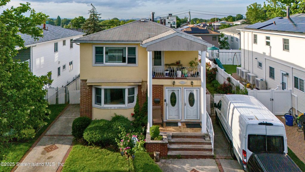 Photo of 27 Bascom Place, Staten Island, NY 10314 (MLS # 2503054)