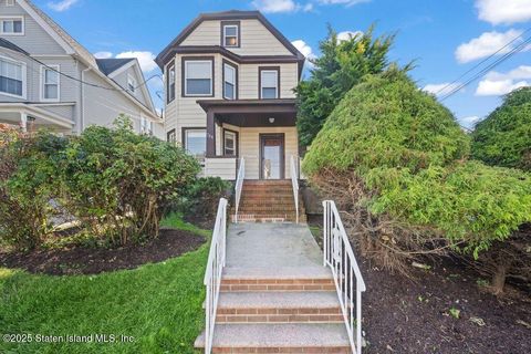 Photo of 704 Delafield Avenue, Staten Island, NY 10310 (MLS # 2505976)