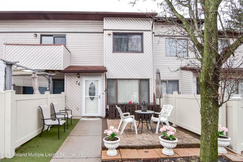 Photo of 76 Wolkoff Lane, Staten Island, NY 10303 (MLS # 2401097)